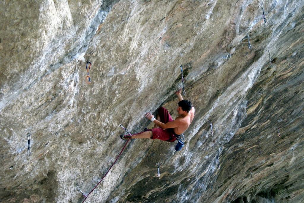 Костя на Qoussai, 8a+