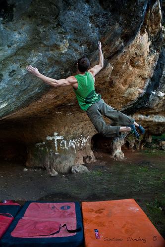 Nacho Sánchez. Tolmojón, 8B+ (Tamajón, Guadalajara). Photo: Raúl Santano. Source: flickr