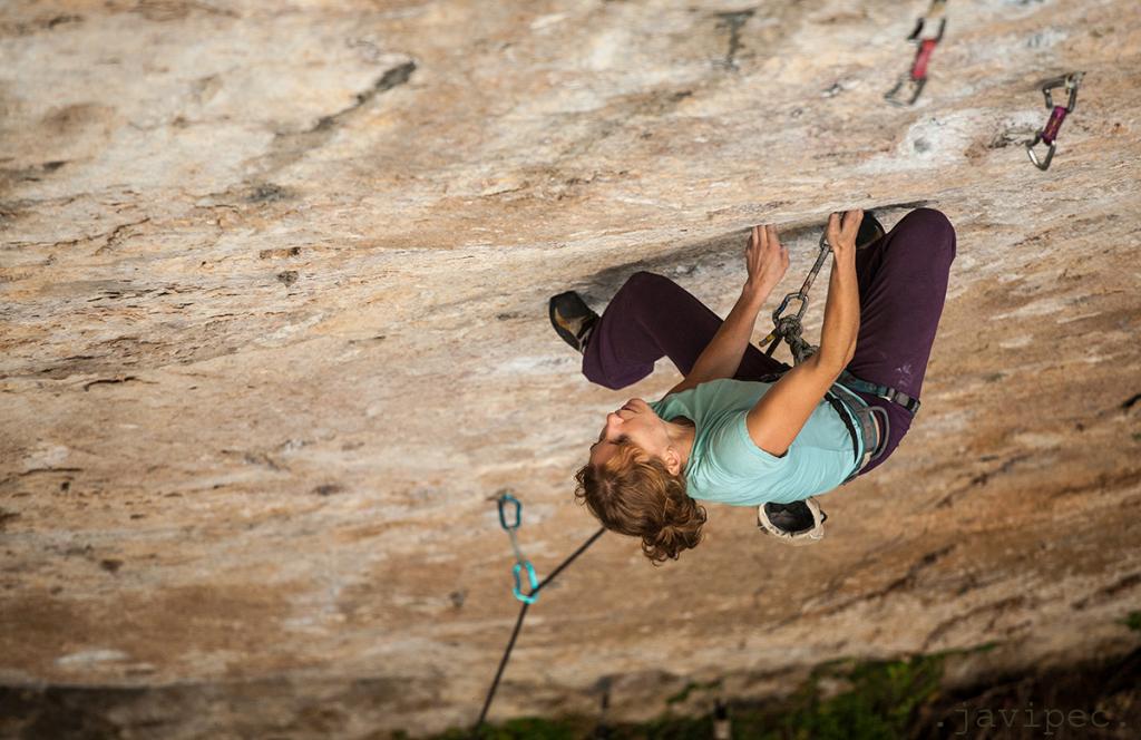 Mery on "Valle de Rosas", 8a+, Cuenca (Spain). Photo: javipec