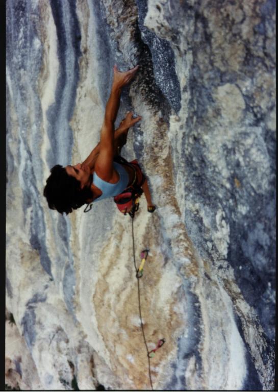 Eva López on Paraula de Stone, 7c+/8a. Montgrony. Picture by Dafnis Fernández